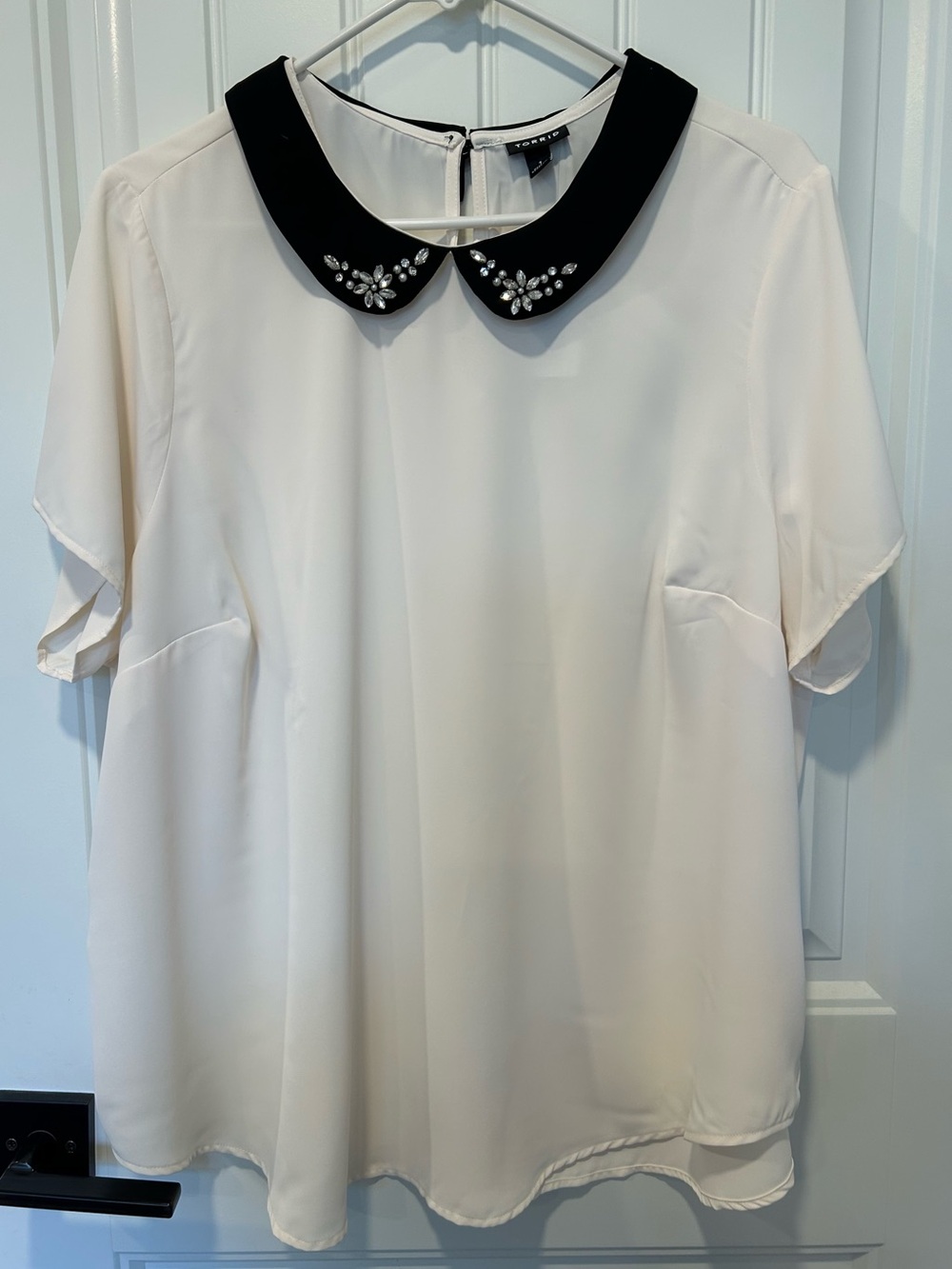 NWOT Torrid Cream Blouse with Black velvet Embellished Peter Pan Collar -